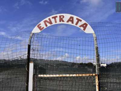 Dopo aver costeggiato un grosso distributore di benzina, ci troviamo di fronte a una scritta rossa che recita �Entrata�. Il cartello � circondato da un�alta recinzione che non permette di scrutare cosa ci sia dall�altra parte